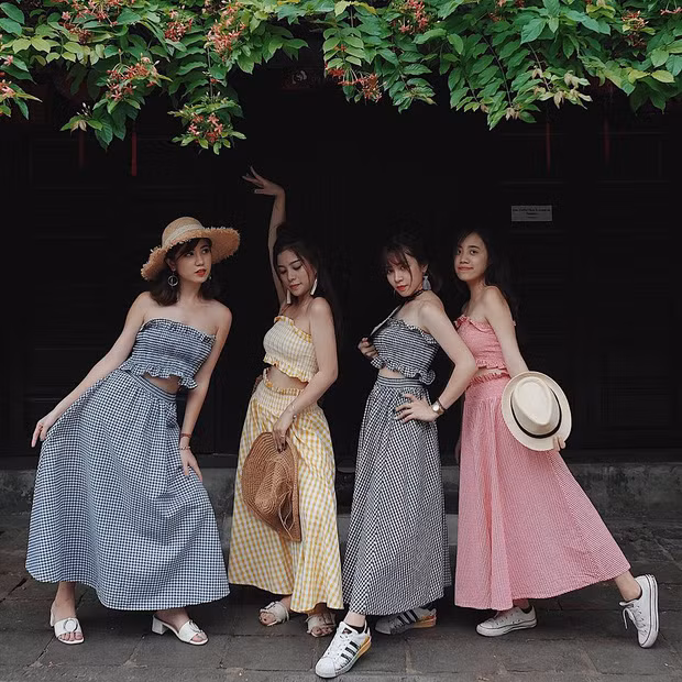 Những ô vuông mang tên gingham thời gian qua đã tạo ra sự cuốn hút đặc biệt bởi vẻ cổ điển, dịu dàng và mang hơi hướng đồng quê. Chính vì vậy, những chiếc váy Gingham vừa qua đã tạo nên xu thế mới cho các bạn trẻ trên mạng xã hội Instagram.