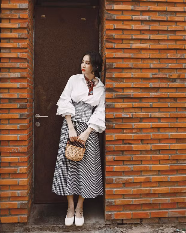 Dạo gần đây, rất nhiều cô nàng đã cùng diện một set đồ với crop top và chân váy maxi mang họa tiết gingham cực kỳ xinh xắn.