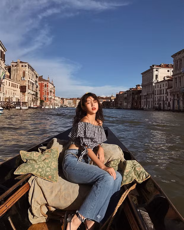 Set đồ trên đạt tới độ "hot" khi chỉ cần lướt Instagram của con gái Việt một vòng, bạn sẽ thấy nó xuất hiện với tần suất nhiều đến ngạc nhiên. Với chiếc áo họa tiết Gingham, bạn có thể tha hồ biến hóa, từ chiếc áo croptop mạnh mẽ, cá tính cho đến trễ vai hờ hững, quyến rũ.