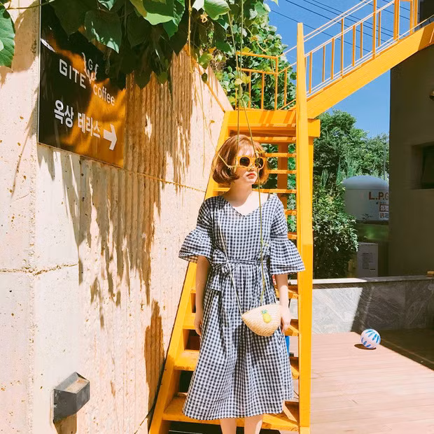 Được biết, set váy gingham xinh xắn này bắt nguồn từ thương hiệu Zara. Sau khi thiết kế này trở nên "hot" đột biến, các phiên bản na ná với nguồn gốc từ Trung Quốc, Thái Lan và cả Việt Nam bắt đầu xuất hiện, mang đến nhiều lựa chọn hơn cho các tín đồ thời trang.