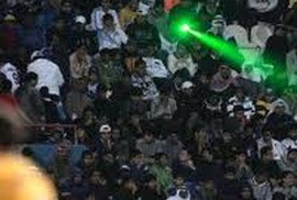 Còn nhớ năm 2014, thủ môn Tấn Trường đã bị các CĐV Malaysia chiếu laser vào mắt và mắc sai lầm khiến đội tuyển Việt Nam thua cuộc.