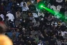 Còn nhớ năm 2014, thủ môn Tấn Trường đã bị các CĐV Malaysia chiếu laser vào mắt và mắc sai lầm khiến đội tuyển Việt Nam thua cuộc.