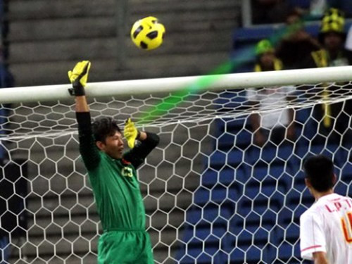 Cụ thể HLV trưởng đội tuyển Việt Nam đã thẳng thắn chia sẻ trong buổi họp báo rằng: "Tôi nghĩ ban tổ chức AFF Cup nên kiểm soát vấn đề các cổ động viên Malaysia thường xuyên chiếu tia laze xuống sân, điều này sẽ ảnh hưởng rất lớn đến tâm lý của các cầu thủ đội chúng tôi"