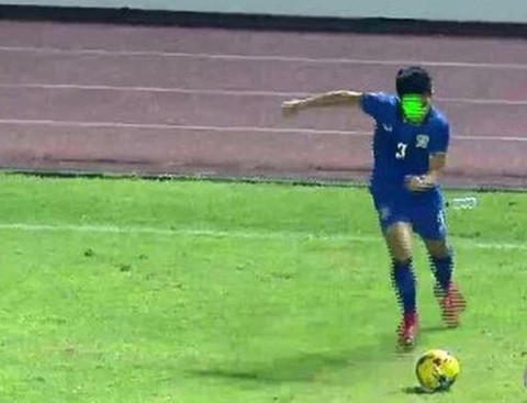 Cầu thủ Thái Lan bị CĐV Malaysia chiếu laser vào mắt trong trận đấu ở khuôn khổ AFF Cup 2016.