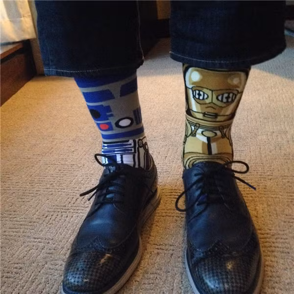 Hãy tưởng tượng, một anh chàng ăn mặc rất lịch lãm nhưng khi họ vén quần lên và đôi tất kì quái xuất hiện, bạn sẽ thốt lên điều gì?