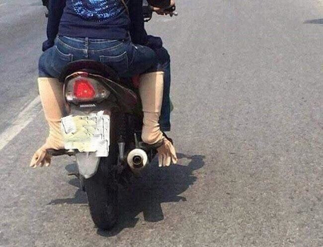 Đôi lúc bao tay chống nắng cũng được trưng dụng làm tất để diện ra ngoài phố.