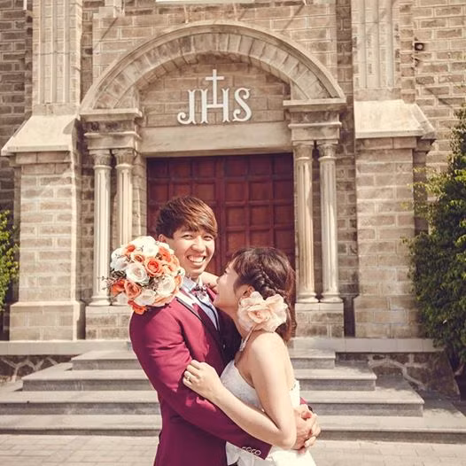 Lên 10 tuổi, vì gia đình không đủ điều kiện nuôi ăn học, Linh buộc phải lên thành phố ở với gia đình dì. Ở chưa được bao lâu, dì lại lập gia đình mới, cô bé 10 tuổi phải một mình bươn chải kiếm sống, tự lập cho đến giờ. Linh tự nhận mình là cô gái không gia đình. Sở thích được lang thang đây đó trên khắp nẻo đường cũng xuất phát từ đây. Phượt với cô nàng là một thú vui giúp cô vơi bớt cô đơn, trống trải.