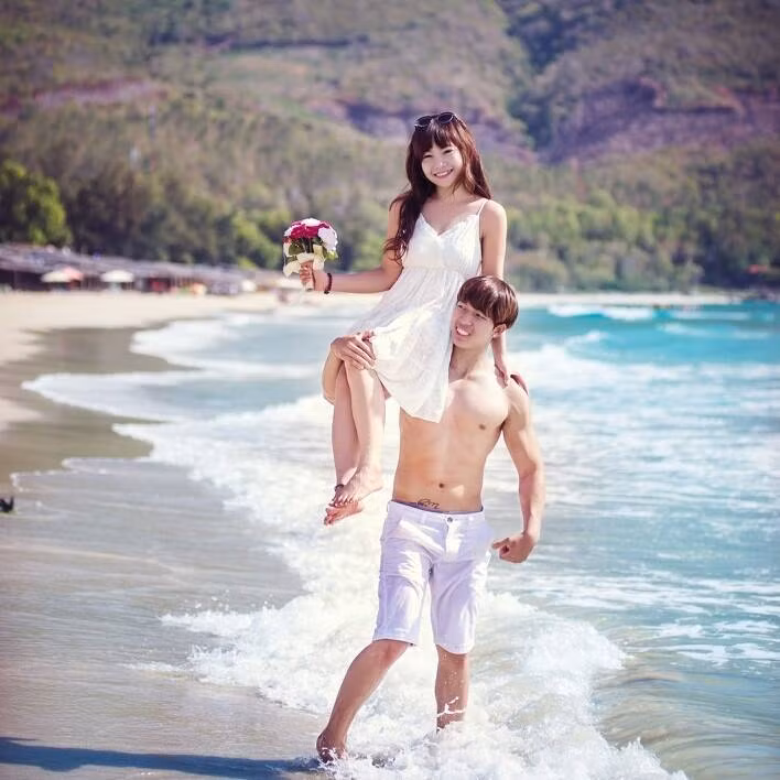 Khánh Linh và Hoàng Đức quen nhau vào cuối năm 2014 trong phòng tập thể hình. Đức là con trai duy nhất trong gia đình nên được bố mẹ cưng chiều, bao bọc kỹ lưỡng. 20 tuổi, nhưng Đức chưa từng đi đâu quá xa tầm kiểm soát của cha mẹ, đặc biệt là đi bằng xe máy. Nên việc lấy một “nữ phượt thủ” theo cách “bất chấp” với Đức là một điều không tưởng.