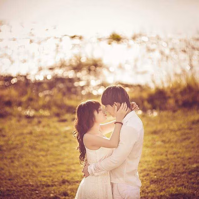 Khưu Khánh Linh là cô gái có hoàn cảnh đặc biệt, từng trải qua nhiều sóng gió trong suốt 25 năm cuộc đời. Ba ruột bỏ đi từ khi Khánh Linh lên 6, kể từ đó cô gái này sống cùng mẹ và bố dượng.