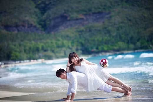 Sau hai ngày suy nghĩ, hai bác gọi mình sang hỏi: 'Thế định cưới ngày nào?'. Mình giật nảy người, nhưng đã trót 'phóng lao' rồi thì mình cũng ra điều kiện luôn: 'Đã cho anh ấy lấy con thì giao cho con. Sau này có chuyện gì hai đứa tự giải quyết'. Nói xong ngồi run, ai ngờ hai bác cười lớn và gật đầu đồng ý”, Khánh Linh kể tiếp.