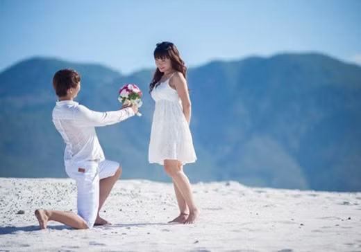 “Biết mình hơn anh 5 tuổi, lại hay đi, hai bác trầm ngâm dữ lắm. Bác trai hỏi: "Hai đứa quen nhau lâu chưa?", mình cũng thẳng thắn nói rằng mới quen, nhưng giờ có tuổi rồi nên cưới thì cưới luôn chứ không tìm hiểu nhiều nữa". Cô dâu Khứu Khánh Linh vui vẻ chia sẻ.