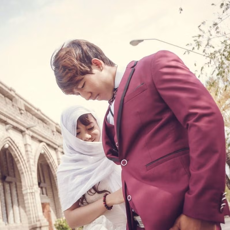 Sau chuyến đi đầu tiên đó, tháng nào cặp đôi cưới không cần yêu này cũng đi mỗi tháng khoảng 2, 3 ngày lên rừng, xuống biển. Mê phượt nên cả hai quyết định chụp ảnh cưới ngay trên những cung đường đi qua từ Cam Ranh đến Nha Trang. Bộ ảnh cưới vừa lãng mạn vừa tinh nghịch của họ khiến không ít người phải xuýt xoa, ngưỡng mộ.