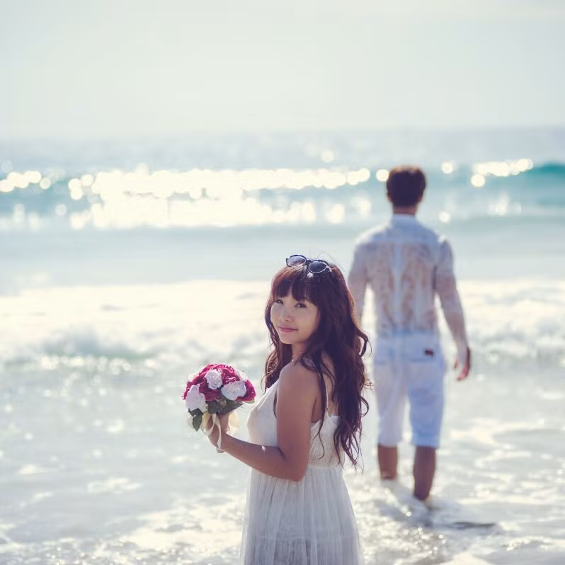 Nói là bất chấp bởi Đức yêu Khánh Linh ngay từ cái nhìn đầu tiên, còn cô nàng lại nhùng nhằng không cưới cũng chẳng yêu trong suốt 2 tháng. Đến một ngày lấy hết can đảm tỏ tình, Đức nhận được câu trả lời “sét đánh”: “Cưới thì cưới chứ chẳng yêu”.