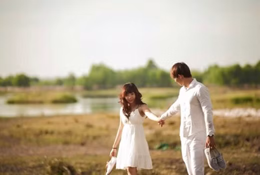 Tưởng chàng công tử bột chạy mất dép sau câu nói đó, ai ngờ Hoàng Đức gật đầu cái rụp khiến cô nàng phượt thủ choáng váng. Thế là ngay ngày hôm sau, hai người dẫn nhau về ra mắt gia đình.