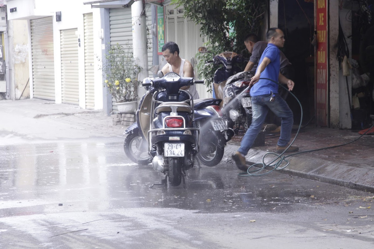 Những hàng rửa xe cũng đón những vị khách cuối cùng của mình sau 1 ngày lao động hết công suất.