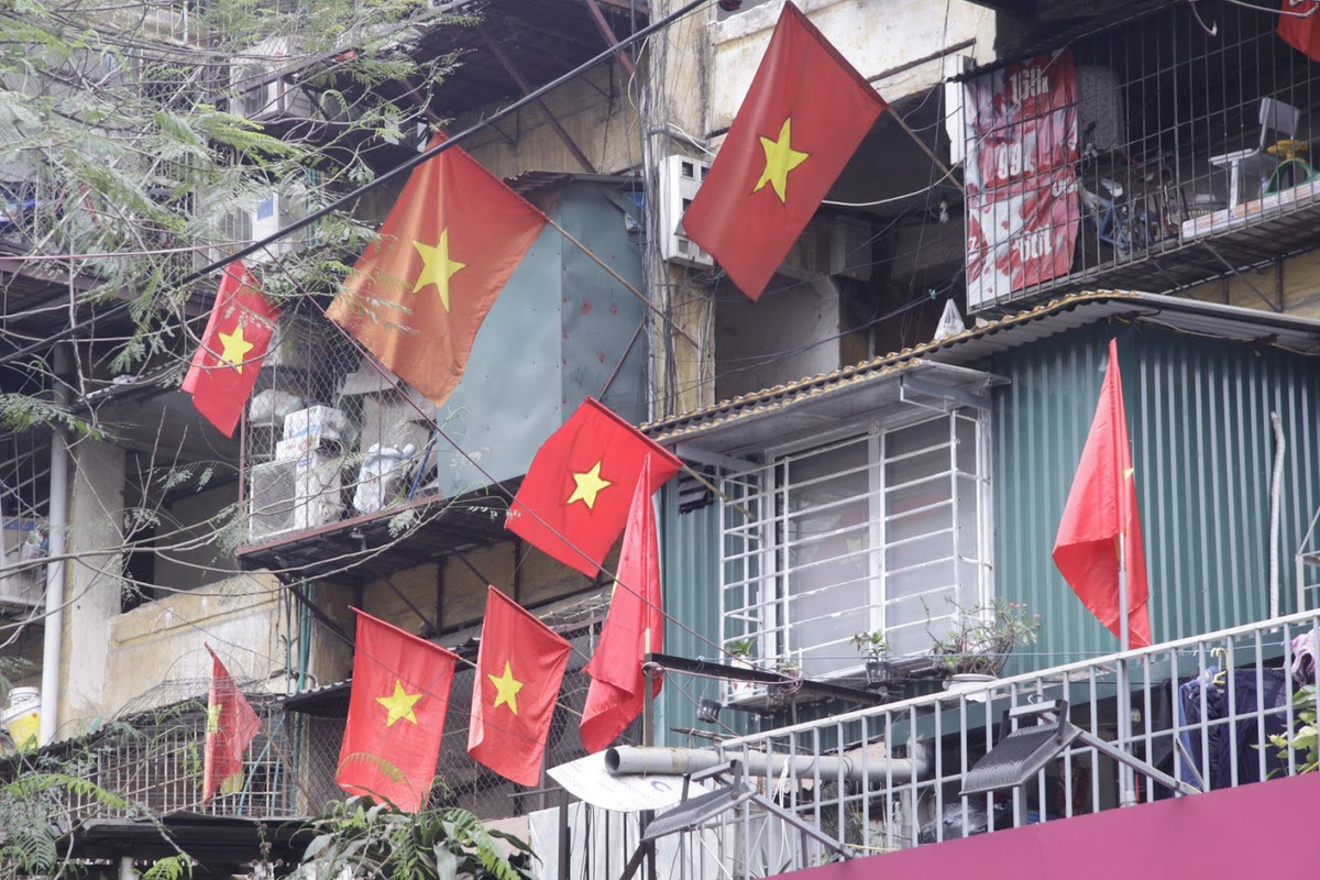 Dù lượng người không còn đông đúc như mọi ngày khi những người lao động xa nhà đã trở về quê ăn Tết thì những người sinh sống ở Hà Nội vẫn đang hoàn tất những công đoạn cuối cùng của mình chuẩn bị bước vào năm mới Kỷ Hợi.