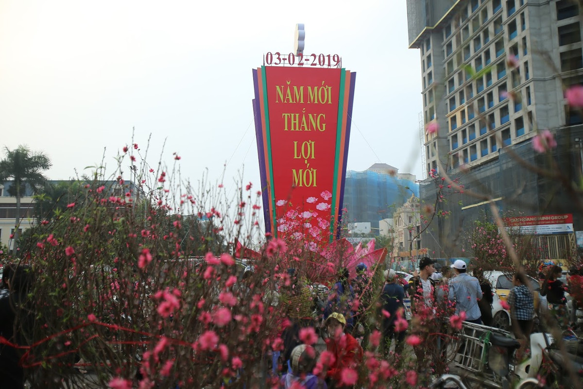 Những cành hoa đào cuối cùng được người bán buôn ngã giá nhanh chóng để trở về với gia đình chuẩn bị mâm cơm Tất niên ấm cúng.