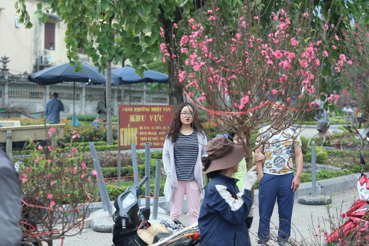 Dù lòng ai cũng có chút bồi hồi, xốn xang khi được dạo chơi giữa khoảnh khắc đất trời chuẩn bị chuyển sang một mùa xuân mới, song chắc hẳn sau tất cả thì con người ta vẫn muốn trở về nhà để tận hưởng niềm vui sum họp bên mâm cơm tất niên chiều 30 Tết.