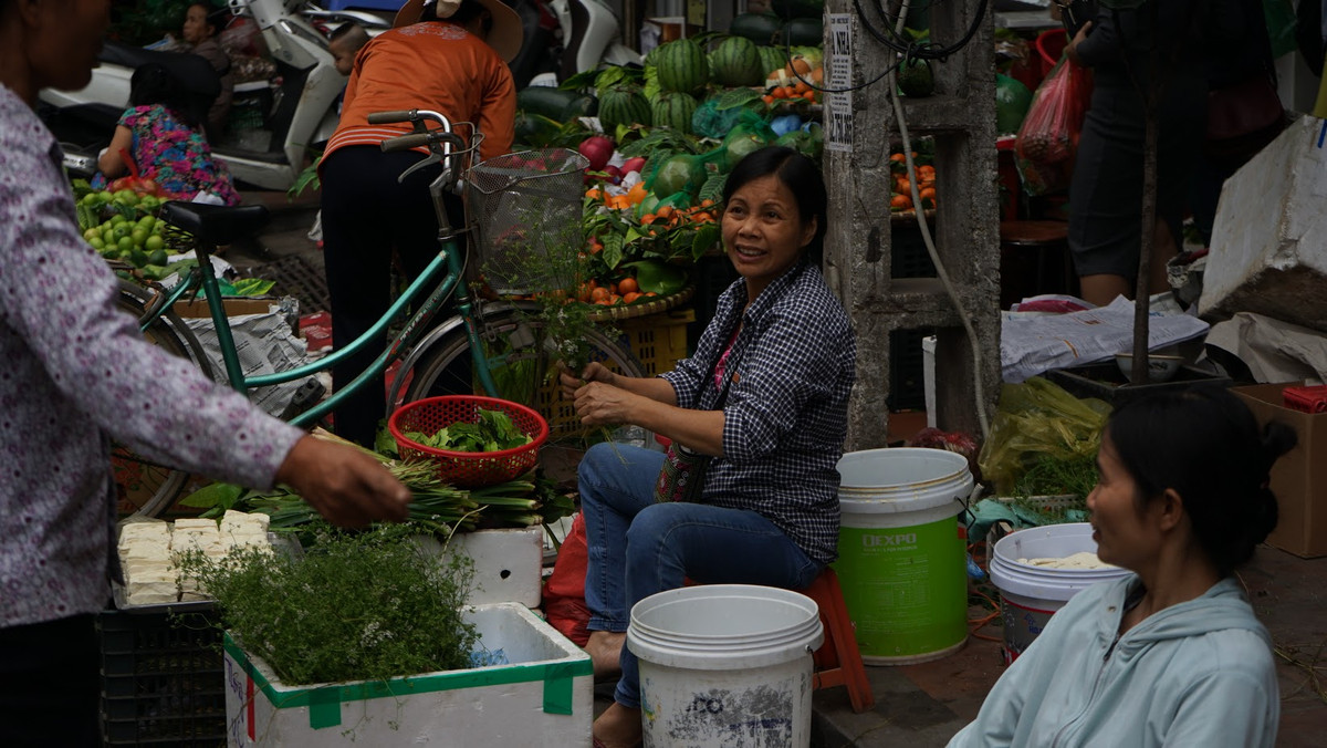 Ở góc chợ Ngô Sĩ Liên, vẫn còn đó những người tiểu thương tranh thủ bán nốt những món hàng cuối cùng.