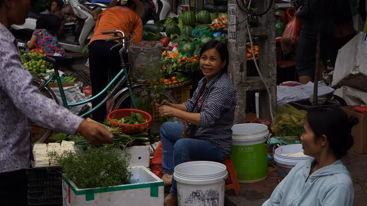 Ở góc chợ Ngô Sĩ Liên, vẫn còn đó những người tiểu thương tranh thủ bán nốt những món hàng cuối cùng.