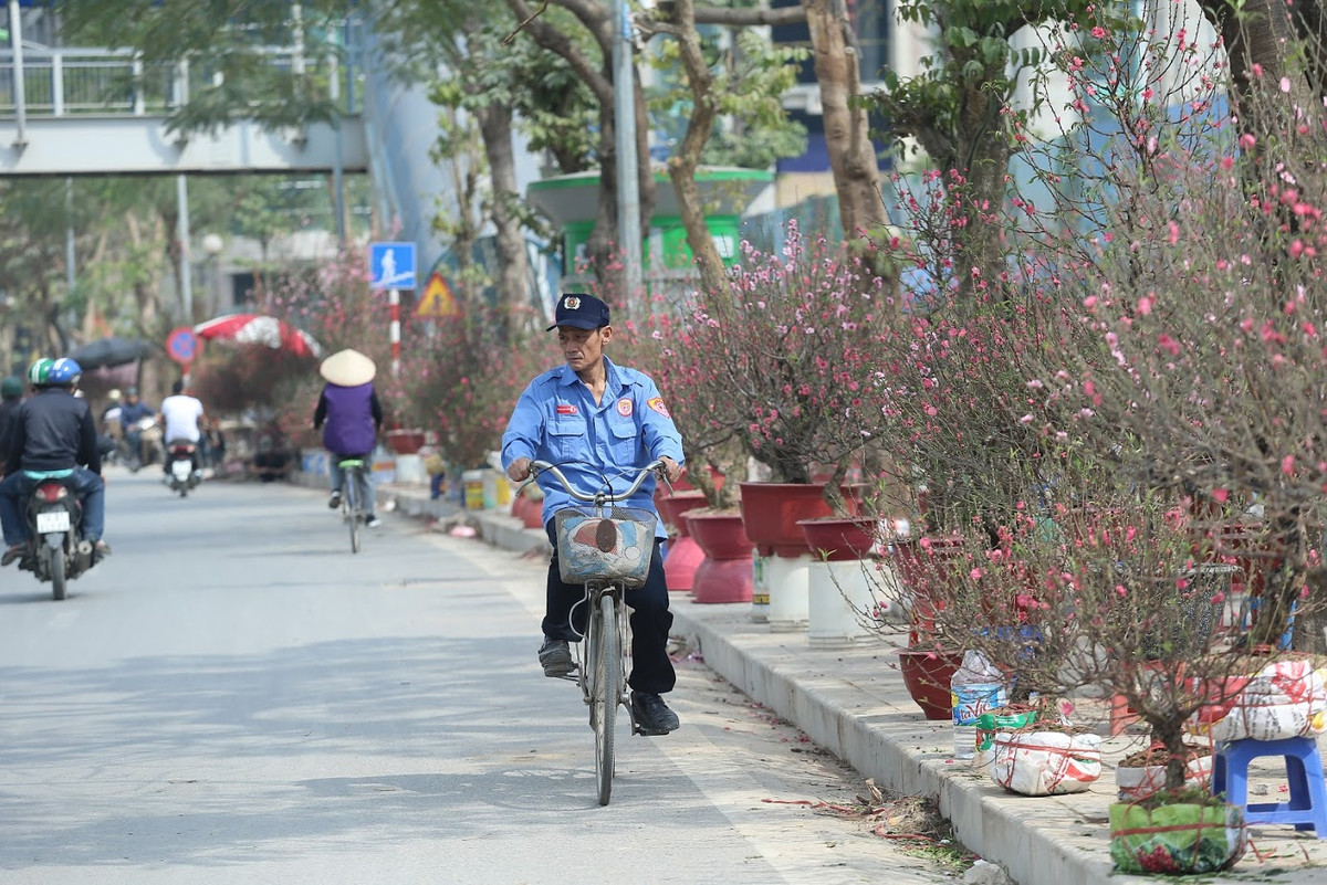 Trên đường Láng Hạ, thường ngày đông đúc tắc đường thì ngày cuối cùng của năm lại khá bình lặng.