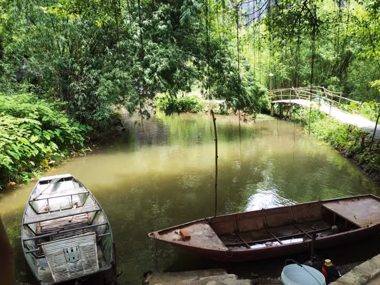 Với những bạn thích cảm giác về quê nhà có thể ngồi trên những chiếc thuyền gỗ để câu cá. Ảnh sử dụng trong bài: Hoàng Tuấn Anh.