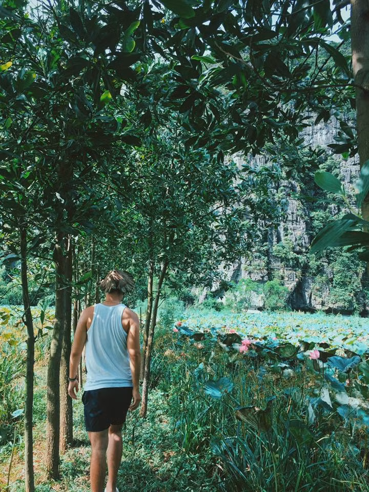 Hãy tưởng tượng rằng, mỗi khi hoàng hôn buông xuống nằm lắc lư trên chiếc võng và ngắm ra ao sen thơm mát thật là một cảm giác thật tuyệt vời.