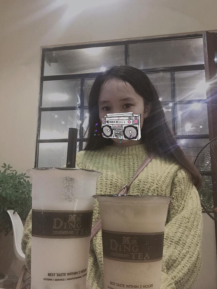 Dù vậy nhưng bố mẹ Linh vẫn thường xuyên liên lạc với nhau để cập nhật tình hình ở nhà cũng như sức khỏe của cả gia đình.