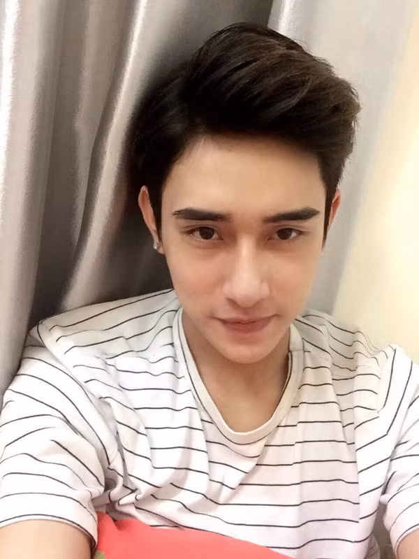 Ngoài thời gian lên giảng đường hay tới bệnh viện thực tập, Duy Khương còn tranh thủ tham gia một số bộ ảnh trong tư cách người mẫu nam.