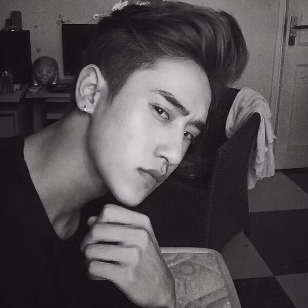 Gương mặt đẹp là điểm nhấn khiến nhiều chị em phải "phát cuồng" vì anh chàng bác sĩ tương lai Duy Khương.