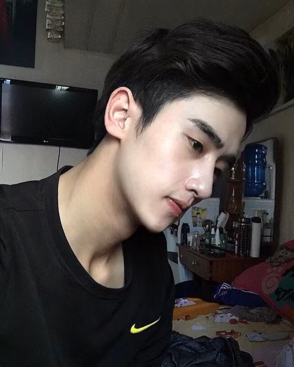 Được biết "chàng bác sĩ" điển trai này có Facebook là Nguyễn Khương Duy, hiện đang là sinh viên năm 4 tại Đại học Y Hà Nội.