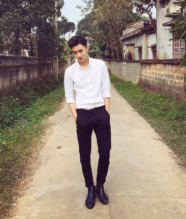 Sau khi những bức ảnh của Khương Duy bị rò rỉ trên mạng xã hội, nhiều người không tin anh là một chàng bác sĩ và lại còn đến từ Việt Nam.