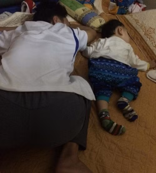 Trong câu nói đùa của các chị em, họ vẫn luôn cho rằng mình chỉ là thân phận "đẻ thuê" cho các ông chồng bởi sản phẩm tạo ra giống các ông bố từ nếp ăn cho tới giấc ngủ và được minh chứng qua loạt ảnh mới đây trên fanpage mạng xã hội.