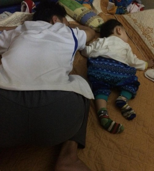 Trong câu nói đùa của các chị em, họ vẫn luôn cho rằng mình chỉ là thân phận "đẻ thuê" cho các ông chồng bởi sản phẩm tạo ra giống các ông bố từ nếp ăn cho tới giấc ngủ và được minh chứng qua loạt ảnh mới đây trên fanpage mạng xã hội.