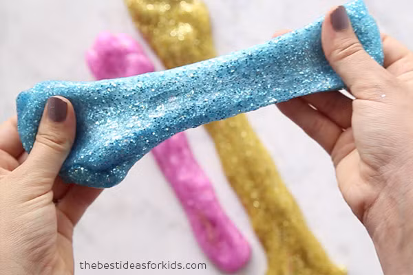 Slime thường được làm từ nhựa tổng hợp lỏng sệt, có màu sắc sặc sỡ và kim tuyến bắt mắt, lúc nắn bóp, tạo hình thường phát ra âm thanh vui tai, thú vị.