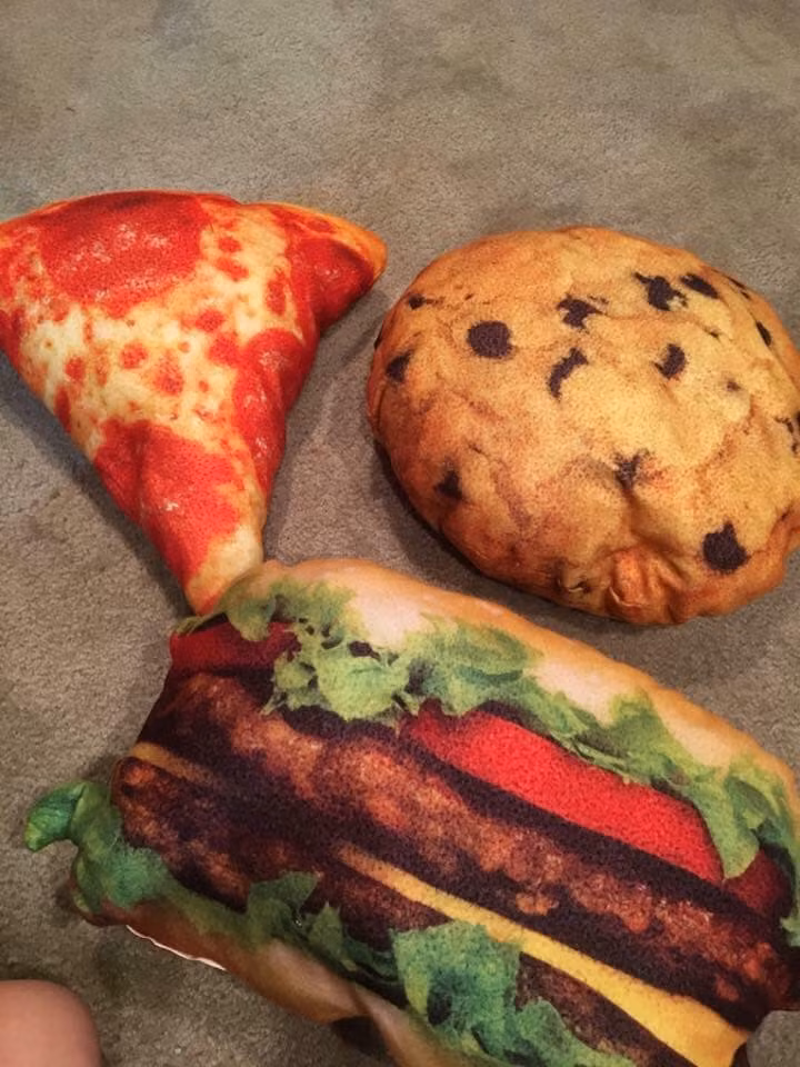 Ôm một chiếc gối hamburger như này đi ngủ thì chắc hẳn các bạn sẽ vượt qua được cơn đói mỗi khi đêm về.