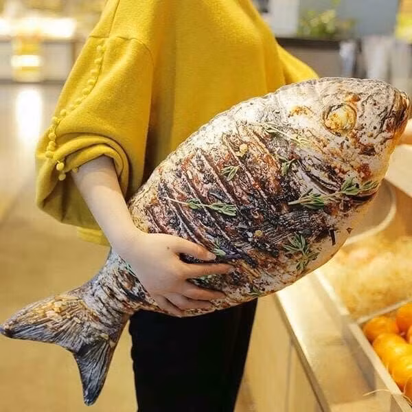 Ban đầu nhìn, nhiều người tưởng rằng các bạn trẻ đang ôm cả một đống đồ ăn khổng lồ bên mình. Nhưng thực sự đây là những chiếc gối ôm dành cho dân "phàm ăn".