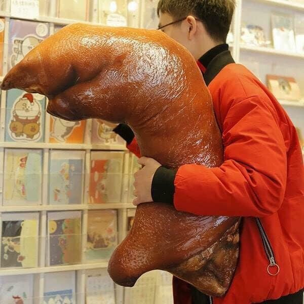 Chính bởi việc nắm bắt được sở thích của giới trẻ, những công ty thiết kế gối ôm đã đưa những món ăn vào sản phẩm của mình,