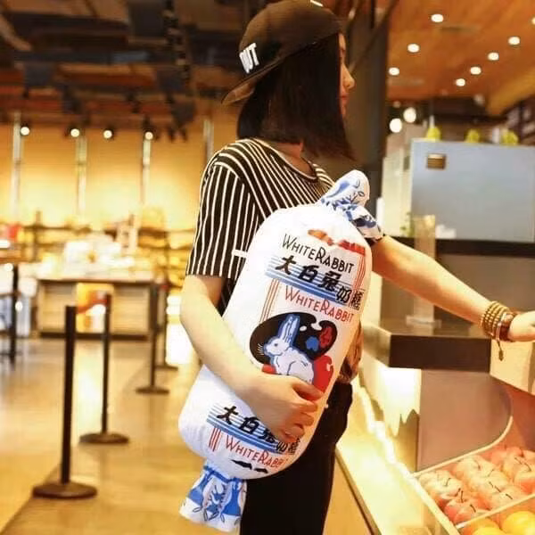 Trên MXH, nhiều bạn trẻ đã coi những chiếc gối ôm này như thứ phụ kiện ra đường không thể thiếu của mình.