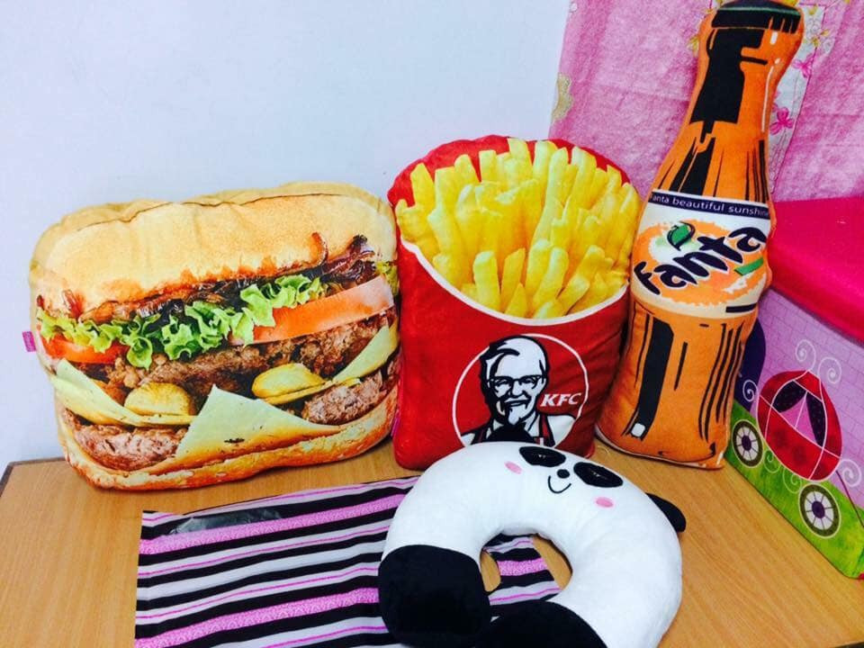 Tín đồ của những đồ ăn nhanh chắc hẳn rất thích những chiếc gối ôm ẩm thực như hamburger, khoai tây hay nước ngọt có ga.