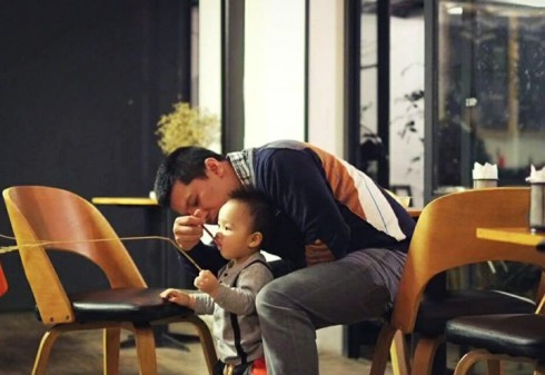 Nhưng cũng có một số ý kiến lại cho rằng: ""Xấu đều còn hơn tốt lỏi" vậy nên không chỉ ngày 8/3 các anh mới làm mà hãy thực hiện nó như một công việc hàng ngày để san sẻ gánh nặng với những người phụ nữ".