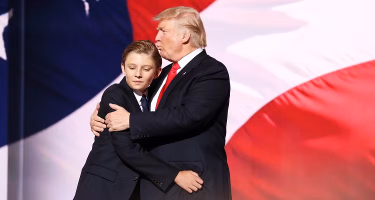 Xuất hiện lần đầu trong cuộc tranh cử Tổng thống Mỹ cách đây chưa lâu nhưng Barron William Trump lại để lại ấn tượng hơn các anh chị cùng cha khác mẹ của mình bởi vẻ ngoài khá hấp dẫn. Ảnh: Dailly Mail.