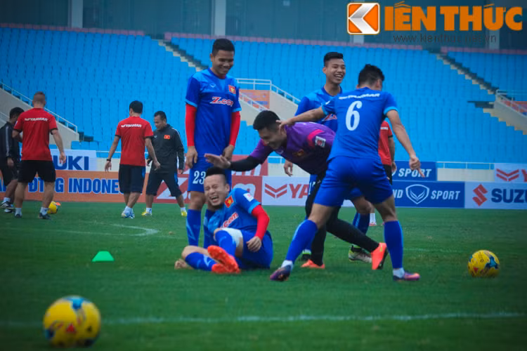 Huy Toàn là nhân vật chính khi liên tục bị đồng đội cho "ăn hành" bằng những pha sâu háng đầy kỹ thuật.