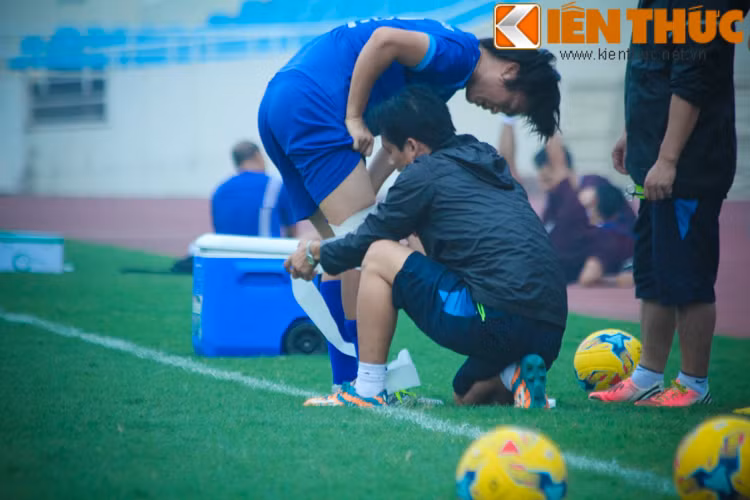 Tuấn Anh sau khi thực hiện màn đá ma đã phải có sự chăm sóc của các bác sĩ và được HLV Hữu Thắng cho nghỉ sớm.