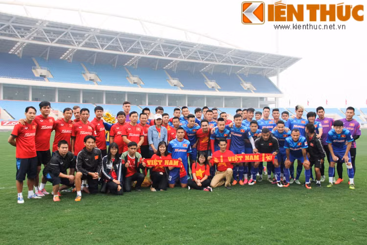 Trước khi buổi tập diễn ra, đại diện hội CĐV Việt Nam VFS Miền Bắc đã tranh thủ tặng hoa và động viên tinh thần BHL cùng toàn thể các cầu thủ ĐTQG Việt Nam.