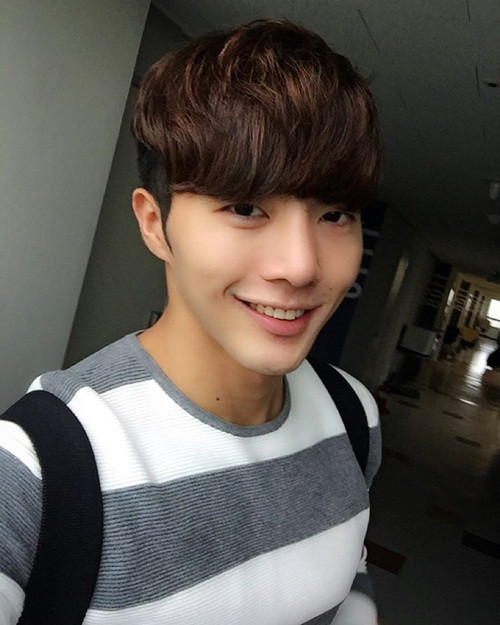 Nhưng thật bất ngờ, sự thật lại không hoàn toàn như nhiều người nghĩ. Anh chàng đẹp trai 27 tuổi này sở hữu thân hình vạm vỡ với những khối cơ săn chắc.