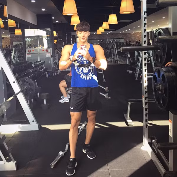 Nhiều cư dân mạng đánh giá rằng, mỹ nam mặt đẹp này có tỷ lệ trên dưới không hài hòa và đó là một sự kết hợp không hài hòa.