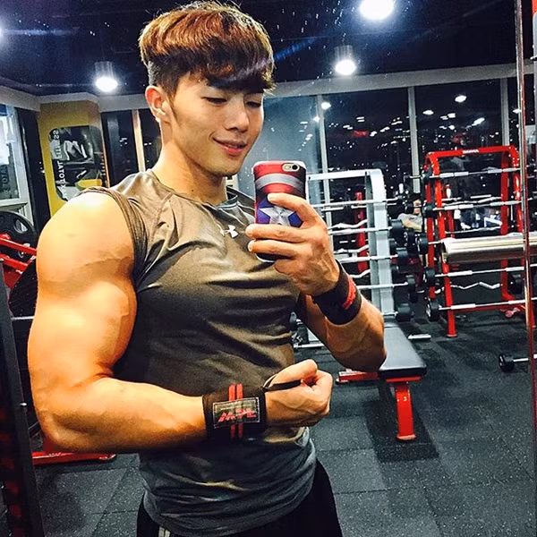 Tóc mái xoăn điển trai cùng khuôn mặt và nụ cười giống diễn viên Seo Kang Joon (đóng vai Baek In Ho trong Cheese in the trap) của Seong Min khiến dân mạng mê đắm.