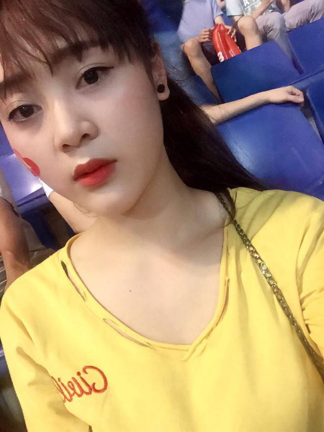 Dù đã trong những bức ảnh mà cô gái đăng tải đã cố tình giấu mặt chàng trai bí ẩn, nhưng nhiều người vẫn khẳng định bạn trai của cô chính là Công Phượng, căn cứ vào đôi giày và chiếc đồng hồ mà chàng cầu thủ xứ Nghệ thường đeo.