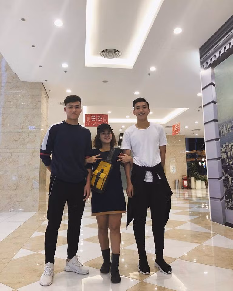 Em út Văn Hậu ngày càng điển trai. Nhưng anh chàng lạ mặt đứng cạnh Hậu cũng "tỏa sáng" không kém.